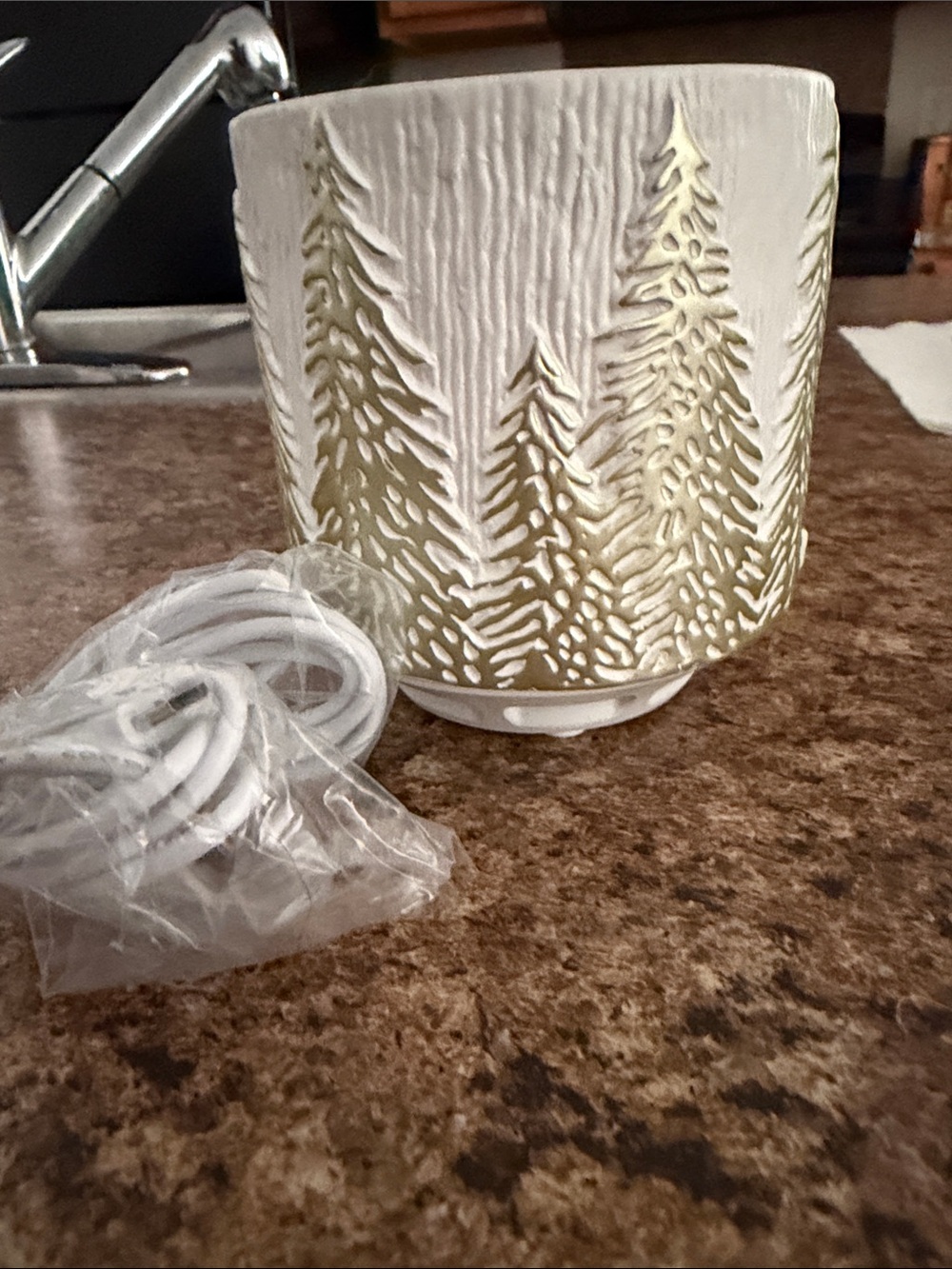 Scentsy White and Gold Ceramic Pine Tree Warmer